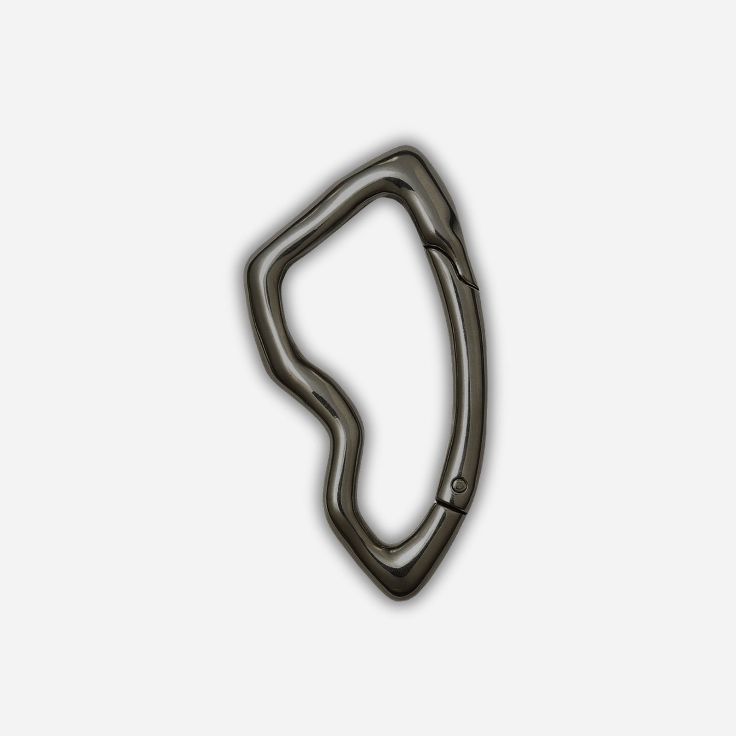 Metalen karabijnhaak op een lichtgrijze achtergrond