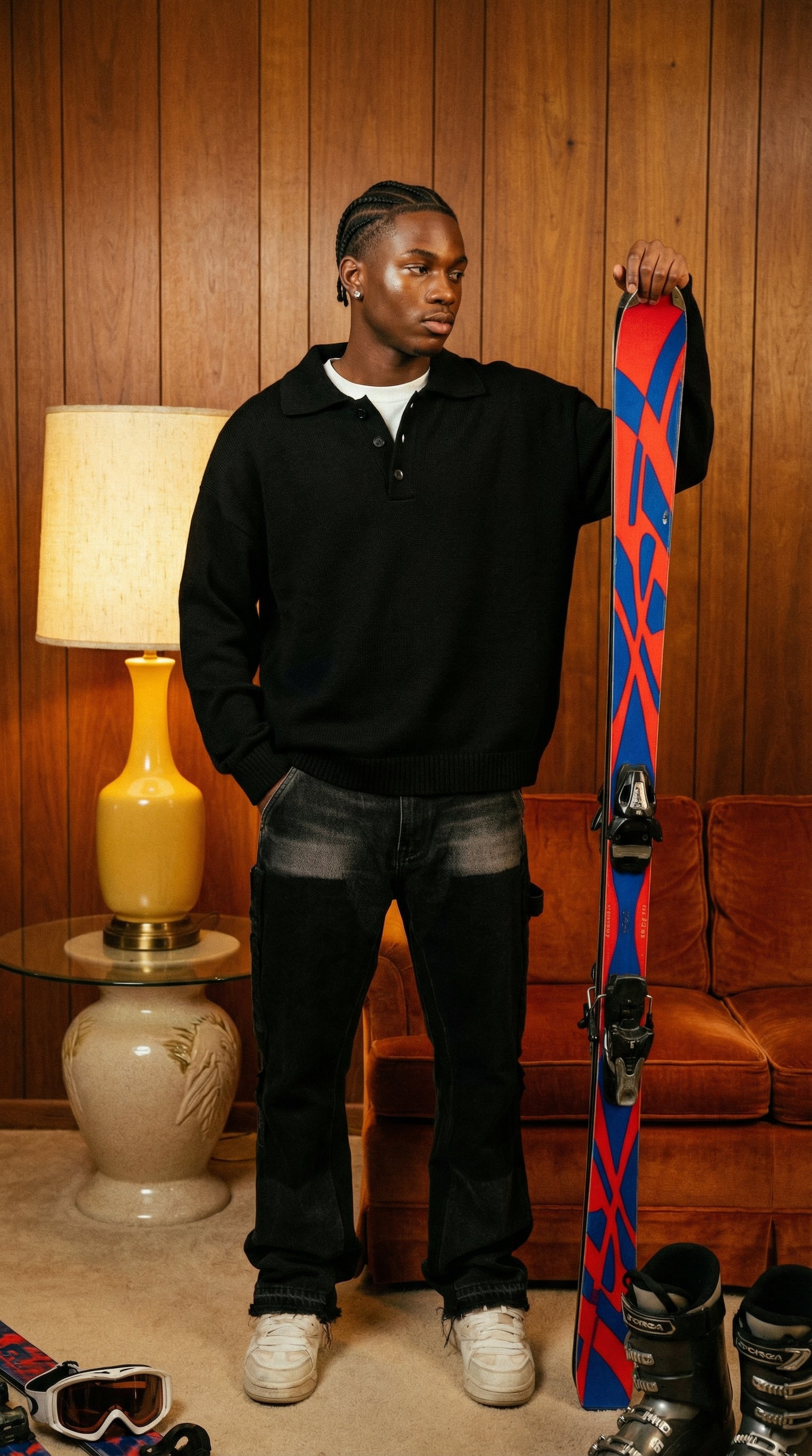 Man die naast een kleurrijke ski staat tegen een houten lambrisering.