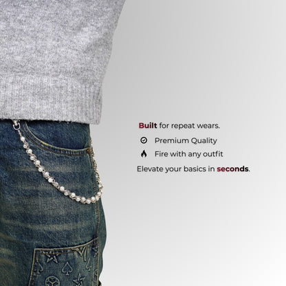 Nahaufnahme einer Person, die ein Kettenaccessoire mit Text auf einem einfarbigen Hintergrund trägt