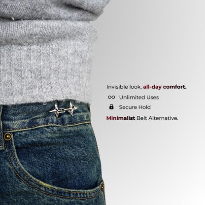 Persoon die een grijze trui en een blauwe spijkerbroek met een riemgesp draagt, tekst over de kenmerken van de riem.