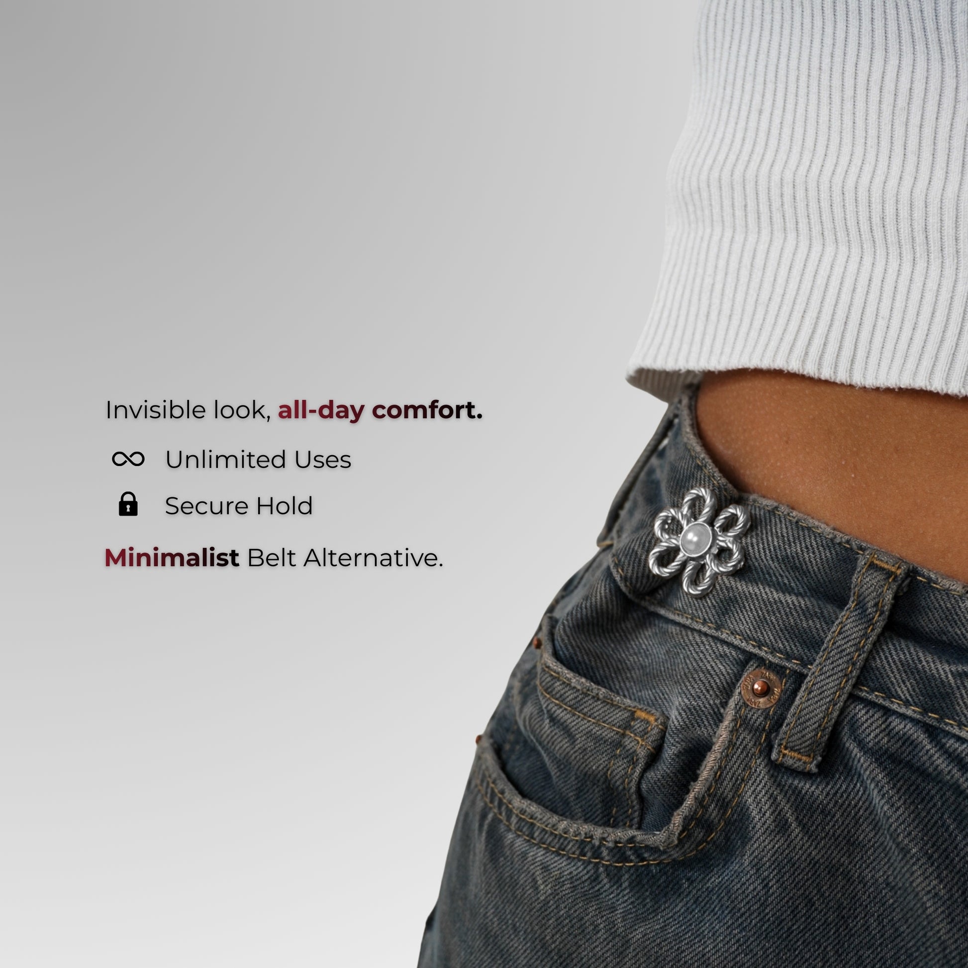 Bloemvormige riemgesp op jeans met tekst over de kenmerken ervan.