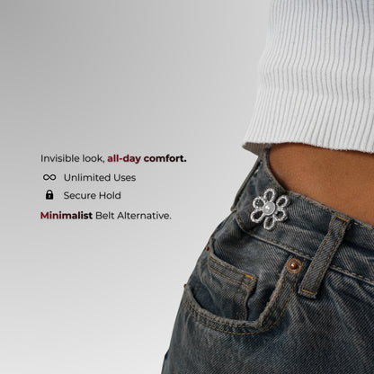 Bloemvormige riemgesp op jeans met tekst over de kenmerken ervan.