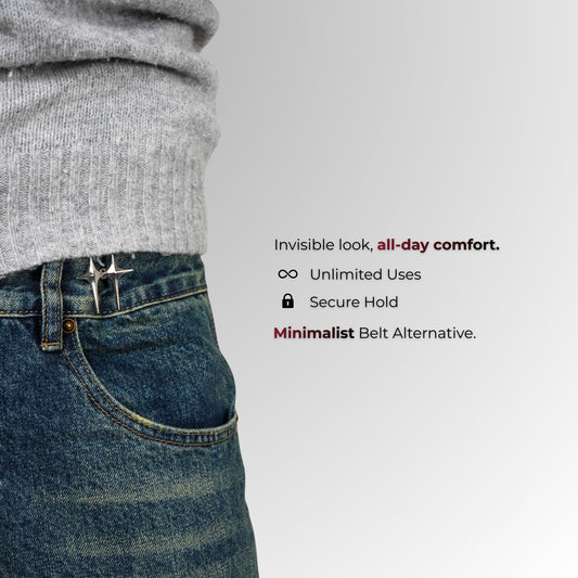 Persoon die een blauwe spijkerbroek met een riemclip draagt op een grijze achtergrond, met tekst over de kenmerken van het product.