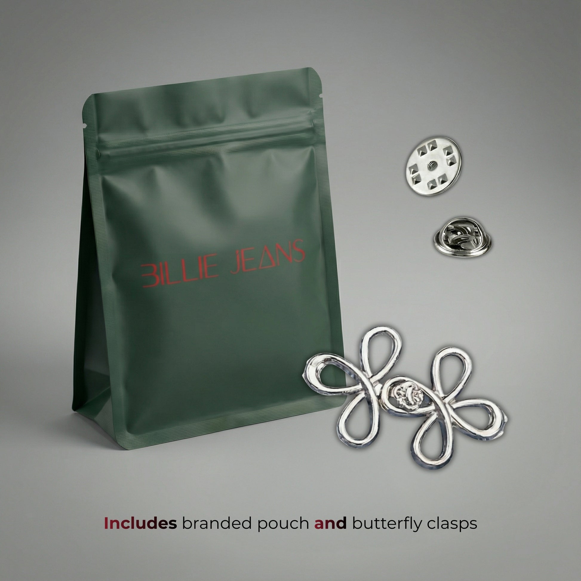 Groene merkzak met vlindersluitingen op een grijze achtergrond