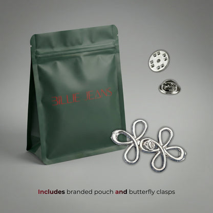 Groene merkzak met vlindersluitingen op een grijze achtergrond