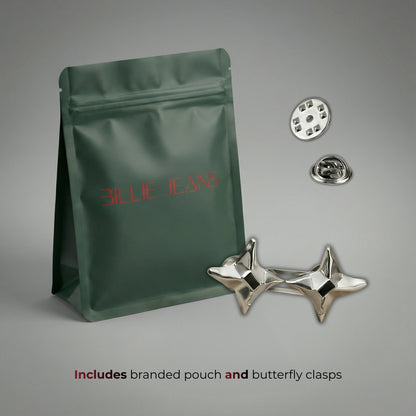 Groene merkzak met vlindersluitingen op een grijze achtergrond