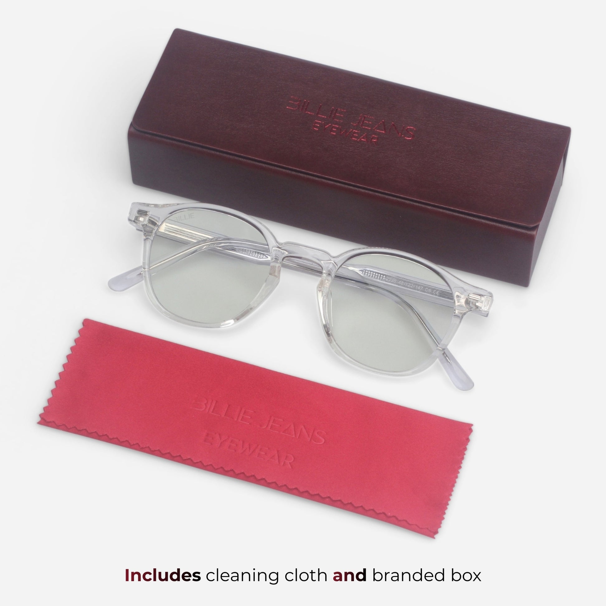 Clear met merk-reinigingsdoekje en doosje op een witte achtergrond