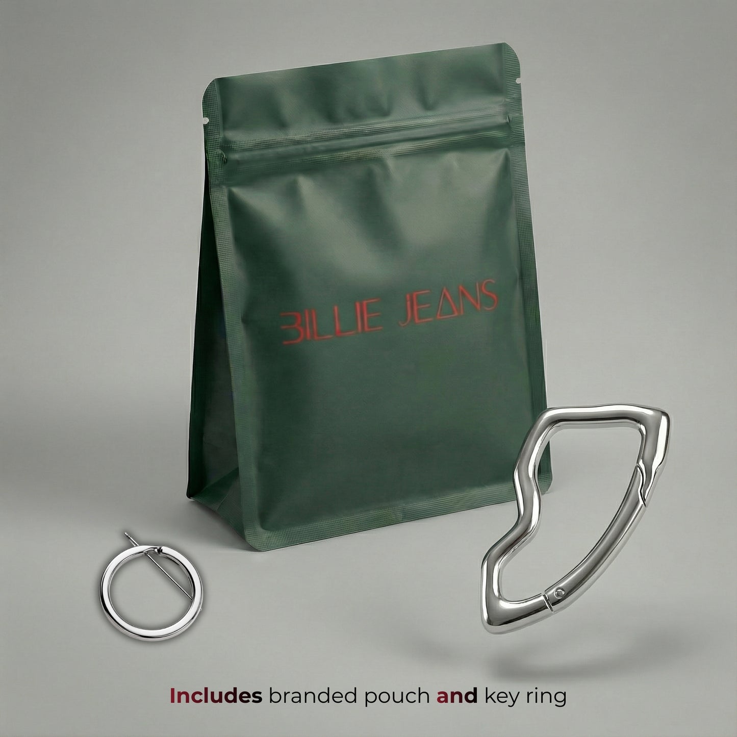 Groene merkzak met sleutelring op een grijze achtergrond