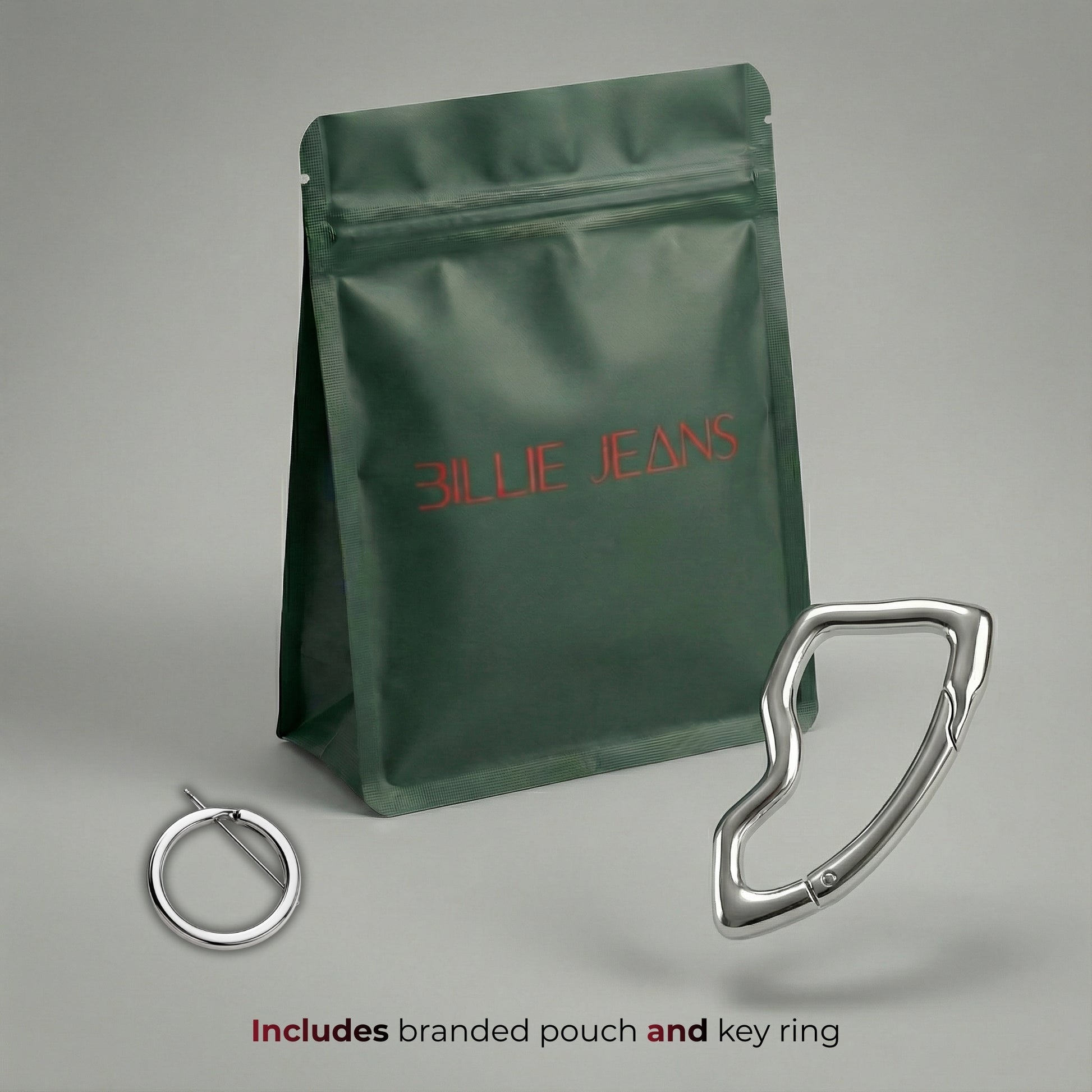 Groene merkzak met sleutelring op een grijze achtergrond