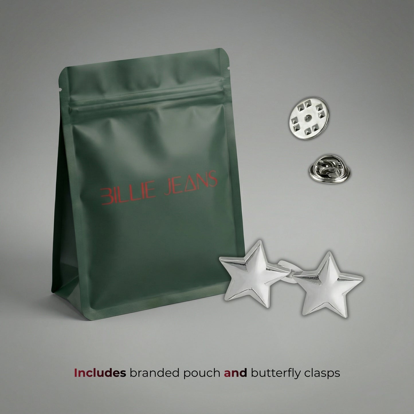 Groene merkzak met stervormige oorbellen en vlinderklemmen op een grijze achtergrond