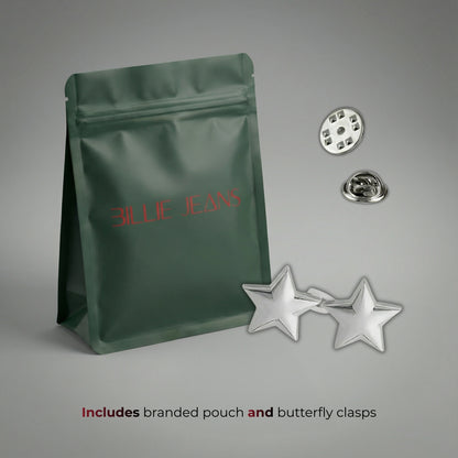 Groene merkzak met stervormige oorbellen en vlinderklemmen op een grijze achtergrond