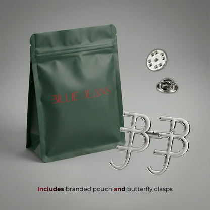 Groene merkzak met vlindersluitingen op een grijze achtergrond