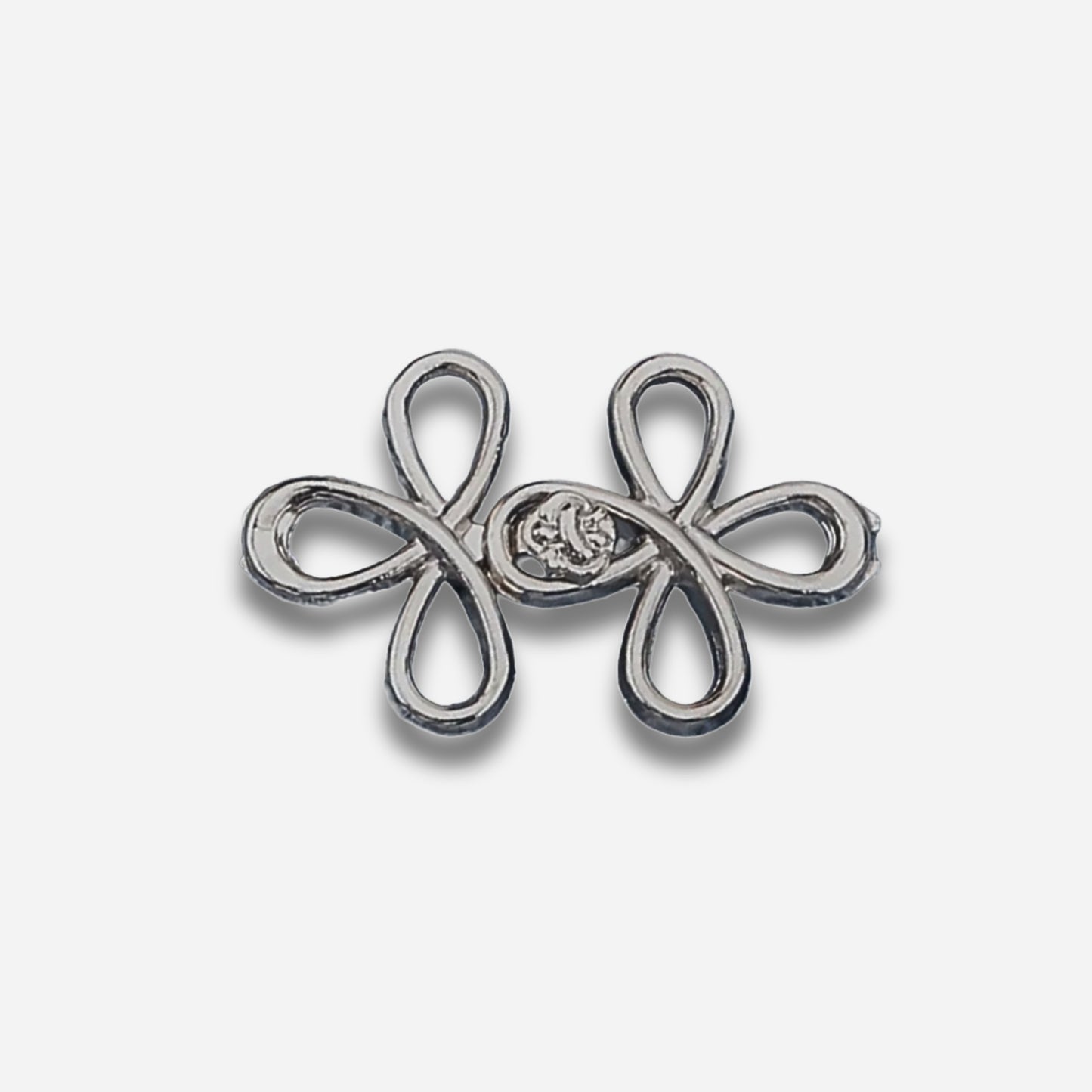 Zilveren oorbellen met oneindigheidssymbool op een lichtgrijze achtergrond