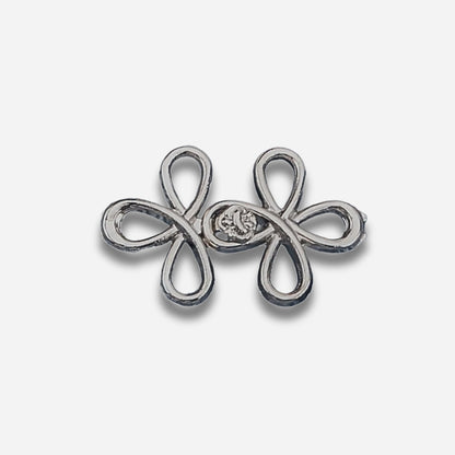 Zilveren oorbellen met oneindigheidssymbool op een lichtgrijze achtergrond