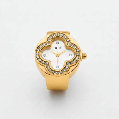 Goldene Uhr mit Edelsteinakzenten auf weißem Hintergrund