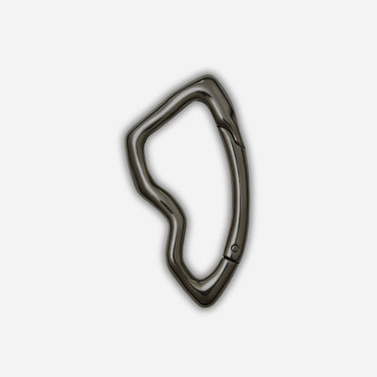 Metalen karabijnhaak op een lichtgrijze achtergrond