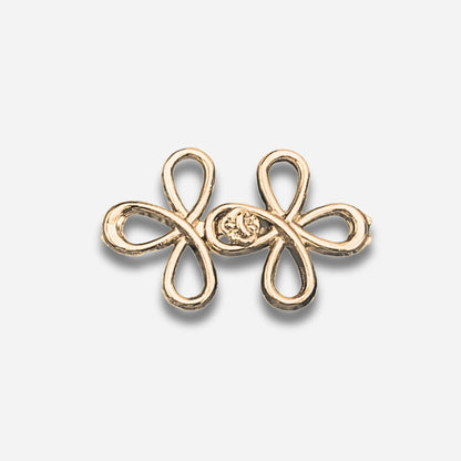 Gouden bloemvormige oorbel op een lichtgrijze achtergrond