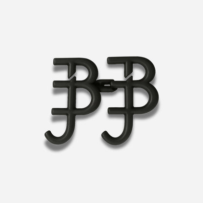 Zwart metalen logo op een witte achtergrond