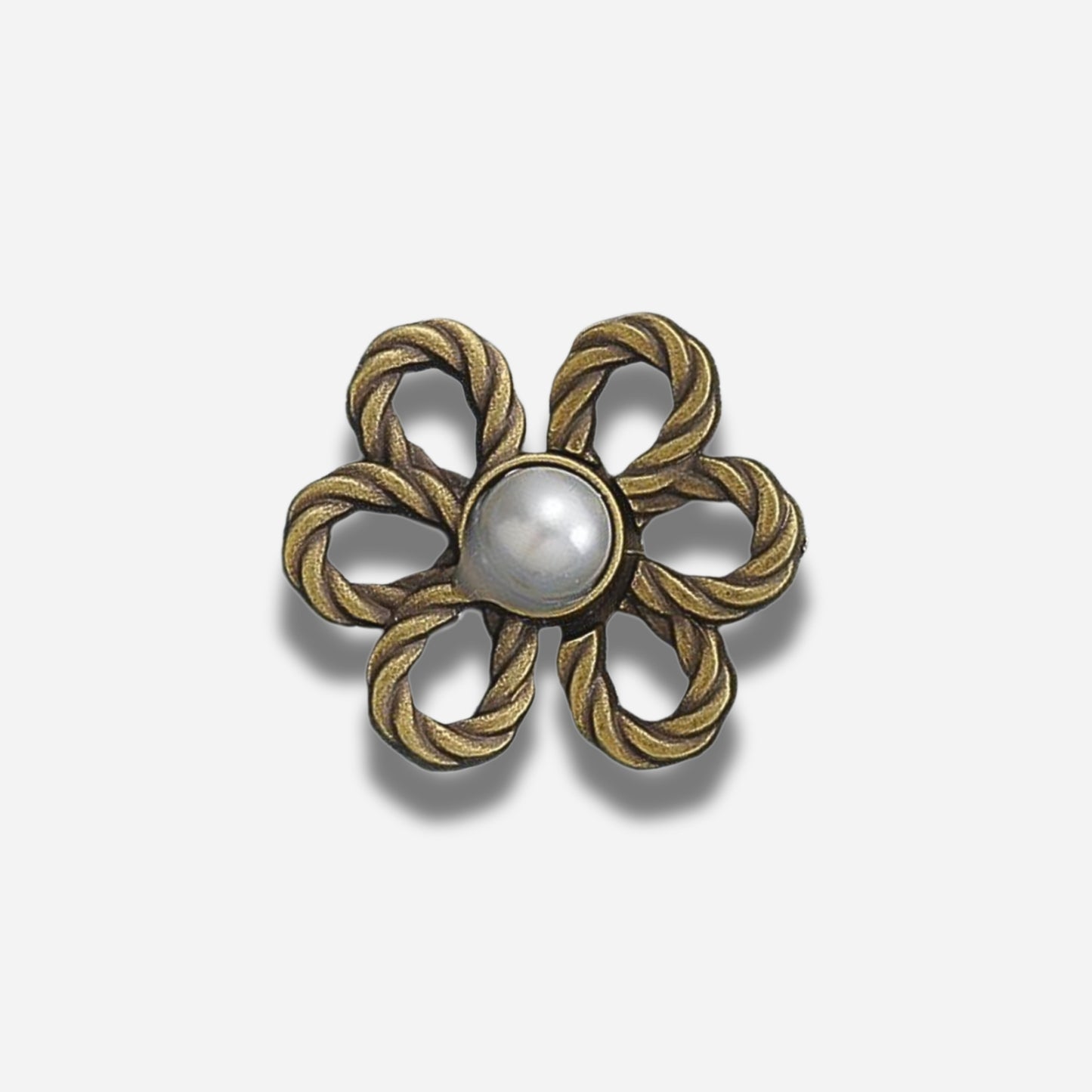 Decoratieve broche met een centrale parel omgeven door een gevlochten gouden ontwerp op een witte achtergrond