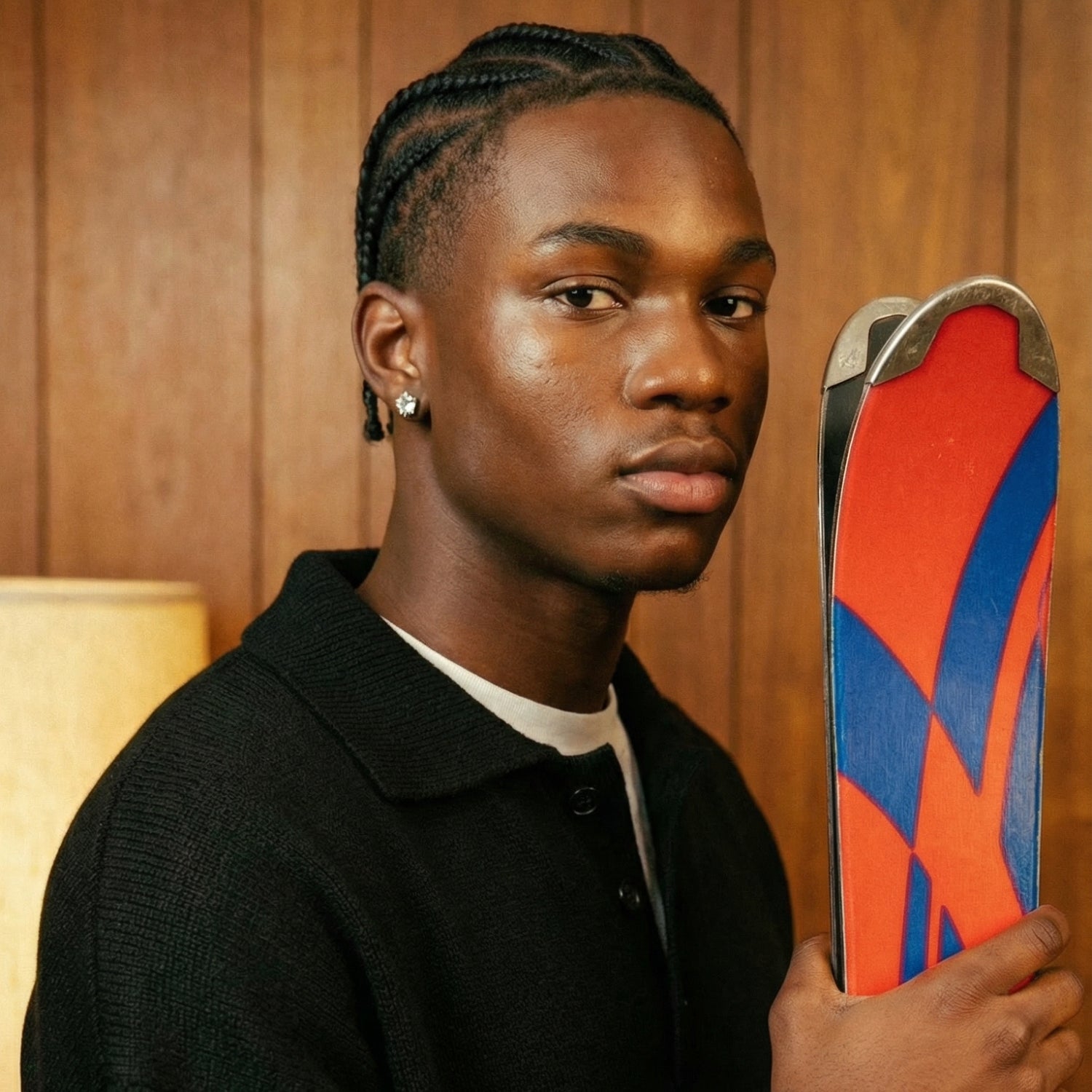 Persoon met een kleurrijke schoen tegen een houten achtergrond