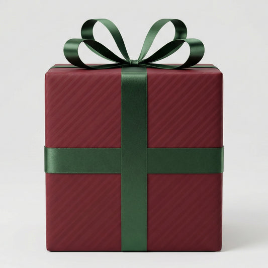 Rode geschenkdoos met een groen lint op een witte achtergrond